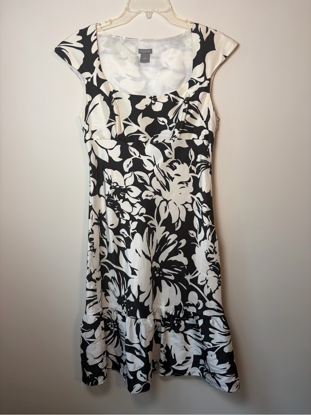 Ann Taylor Floral Design Black/White floral Sleeveless 100% SILK Midi Dress sz 6